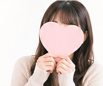 ハートで顔を隠した女性のイメージ